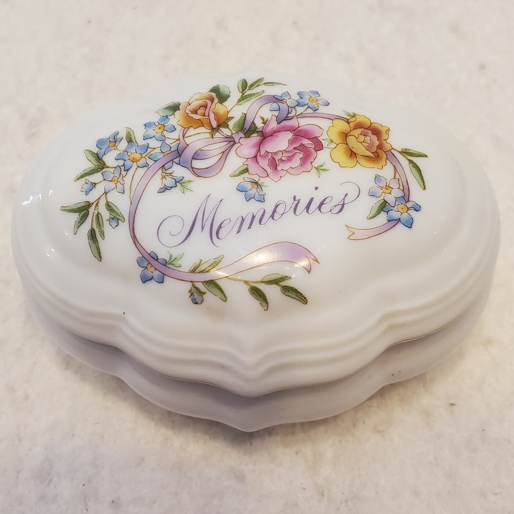 Avon Musical "Memories Are For Sharing" Trinket Jewelry Box Vintage 1983